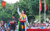 [ẢNH] Trai làng má phấn, môi son múa 
